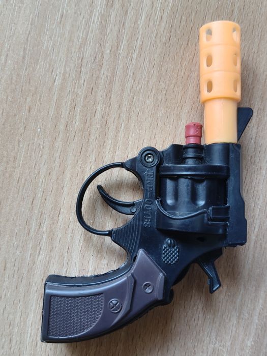 Игрушечный пистолет револьвер (стреляет пистонами)