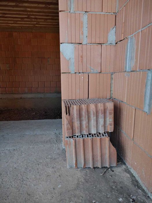 Теплий будинок нової будівлі з гаражем.