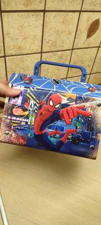 Kuferek z rączką Spiderman