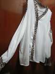 Camisa branca aberta dos lados