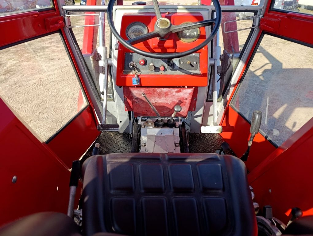 Ciągnik rolniczy Massey Ferguson MF235 z turem