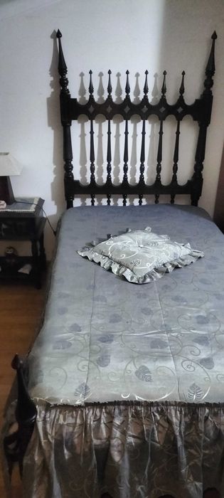 Cama solteiro + mesa cabeceira