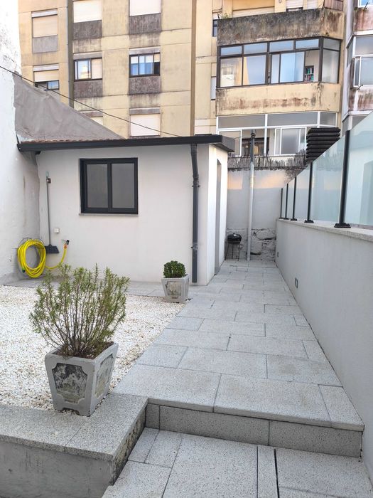 Aluga-se andar-moradia ao Covelo com pátio e lavandaria exterior