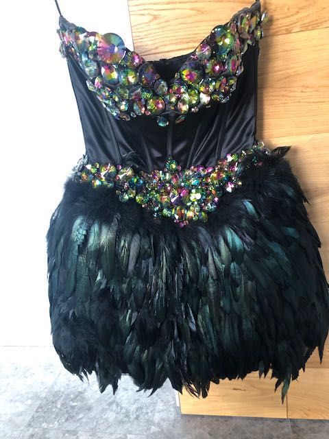 Sukienka koktajlowa Sherri Hill 2886 z piórami czarna rozm. xs