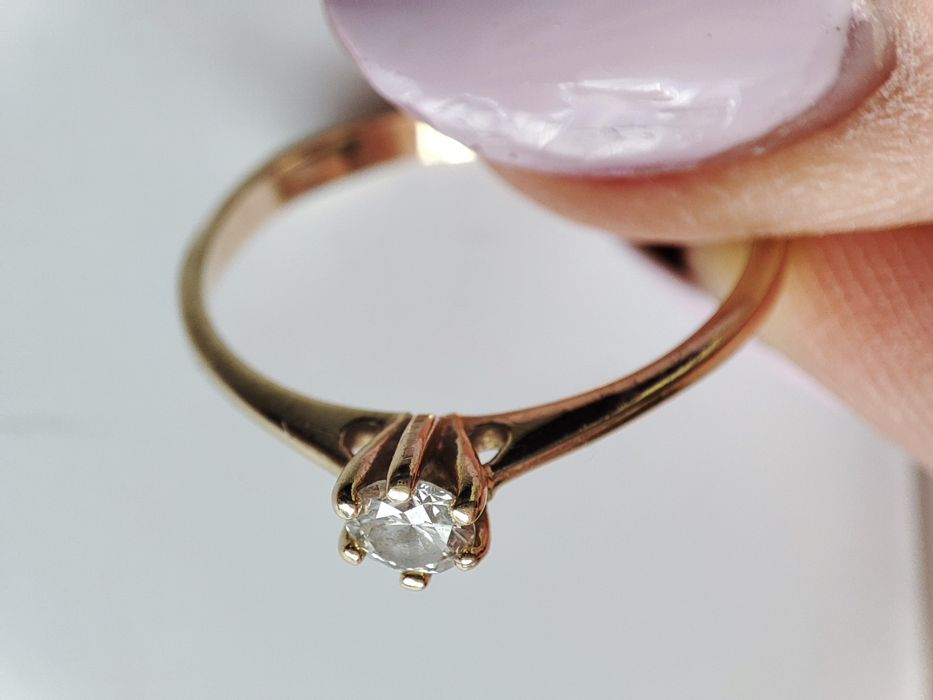 Złoty pierścionek zaręczynowy 585 diamentem diament 0,14ct