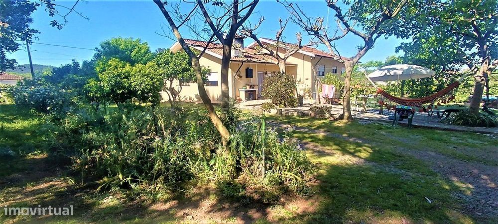 Moradia com cinco quartos, ainda com projeto para casa contemporânea,