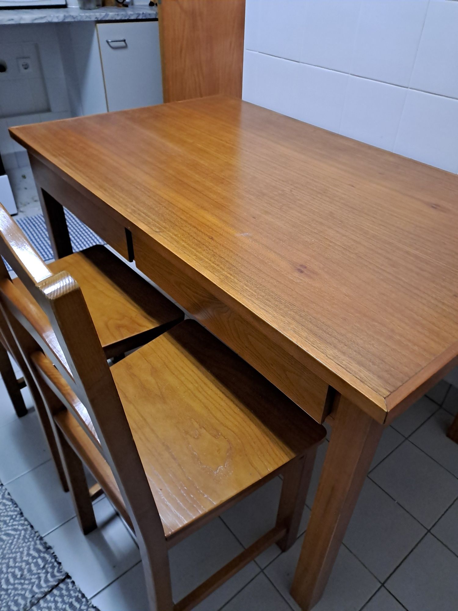 Mesa de refeição + 2 cadeiras