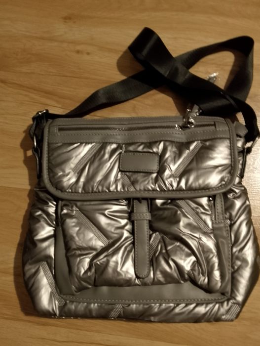Nowa srebrna torebka listonoszka pikowana cross body