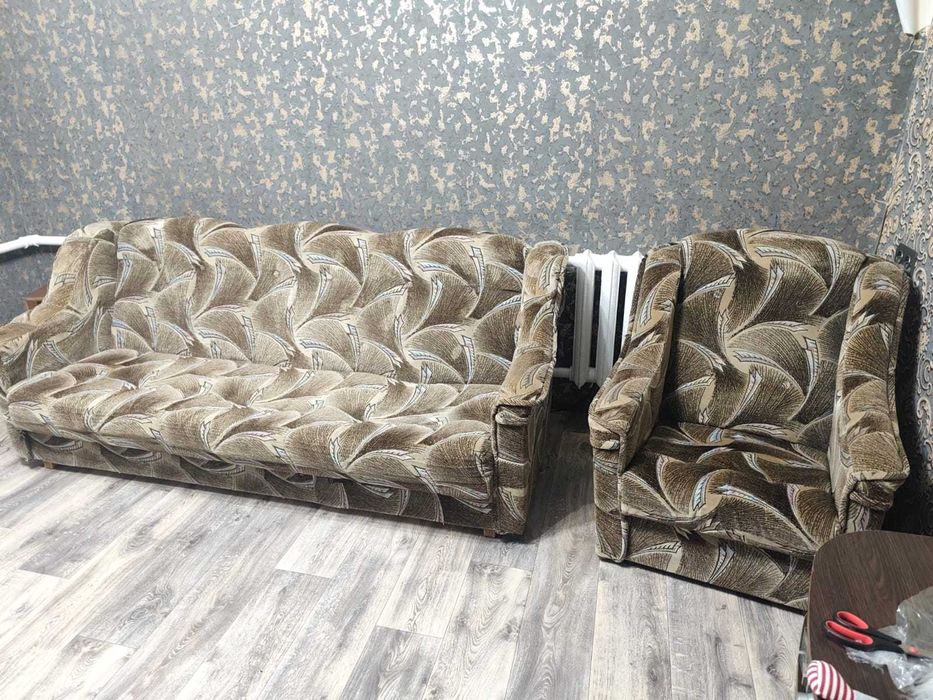 Диван з кріслом у вітальню