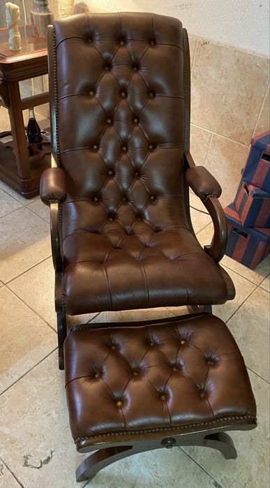 Cadeira de baloiço e pousa pés com capitoné em pele