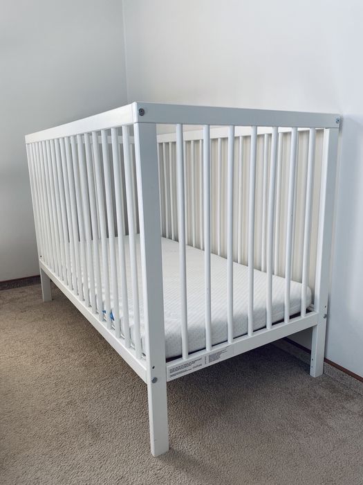 Łóżeczko dziecięce drewniane Mokee białe 120 x 60 + materac Fiki Miki