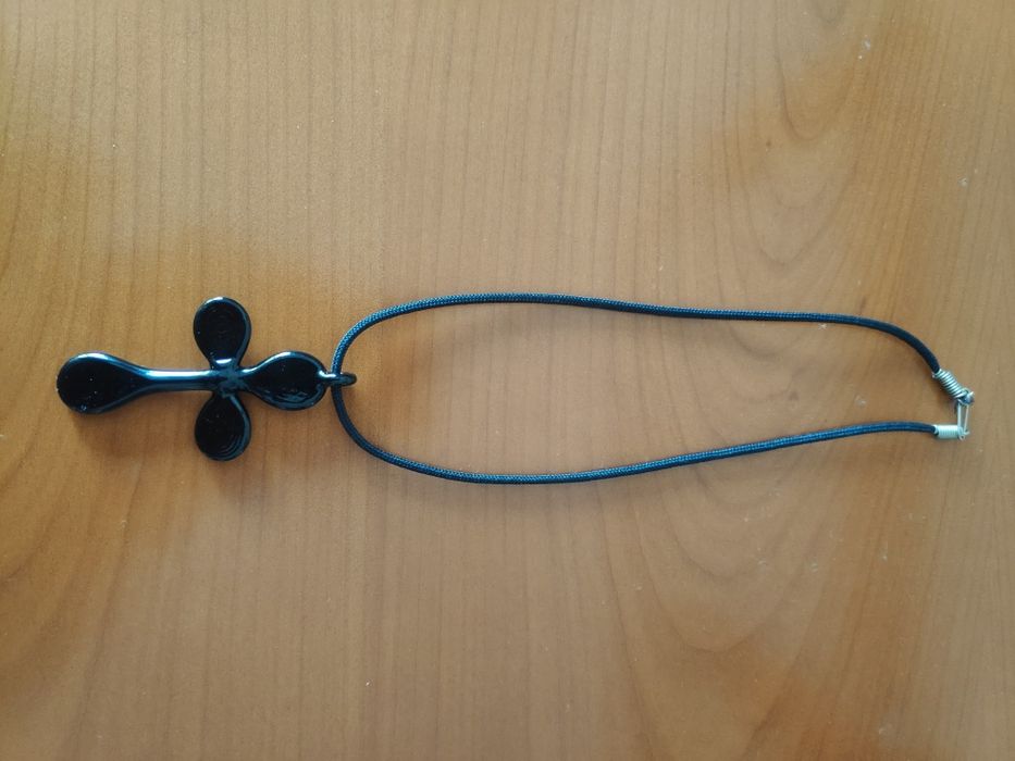 Colar Gargantilha com cruz preta