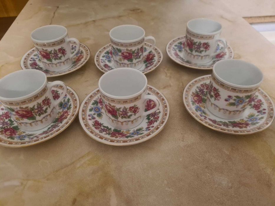 Filiżanki z podstawką