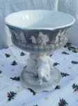 Taça decorativa em porcelana com relevo de querubins