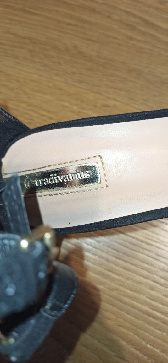 Buty na obcasie Stradivarius 39