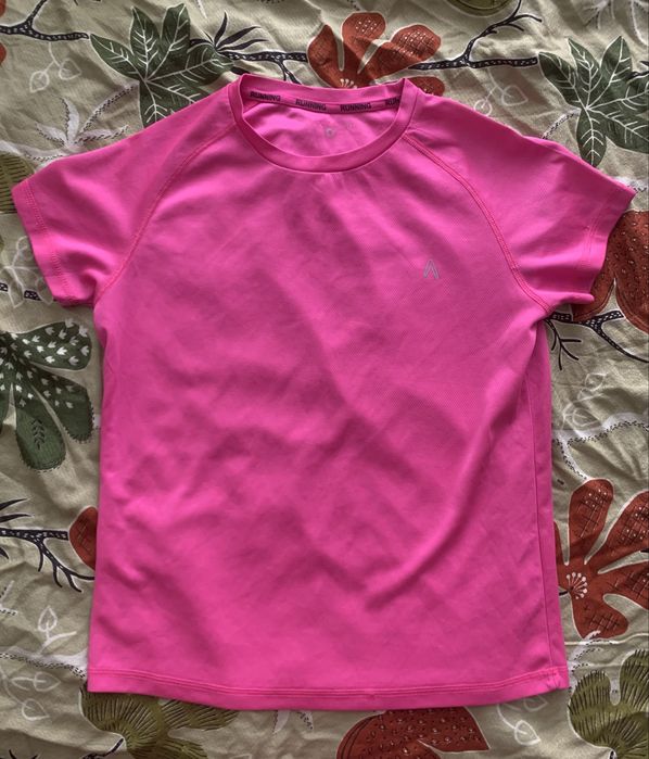 ярко-розовая спортивная женская футболка