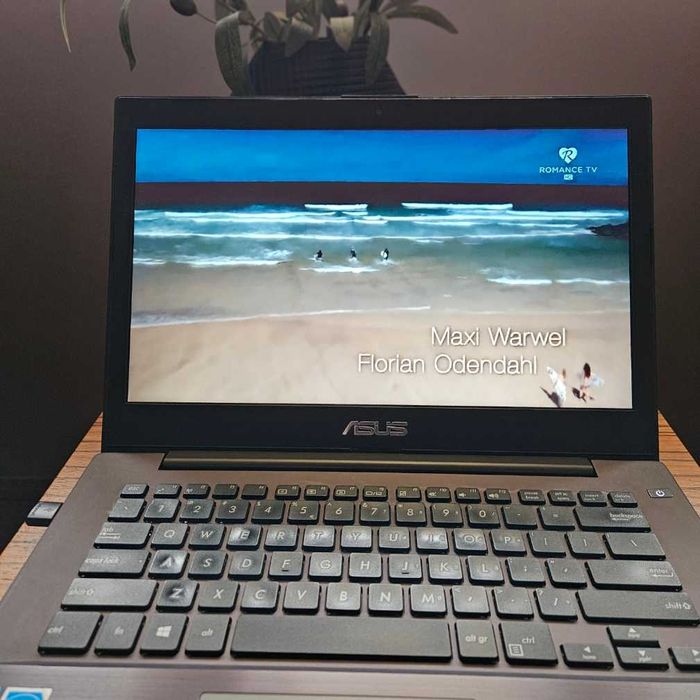Laptop Asus P5430OU 14,1 , zalana klawiatura poza tym OK