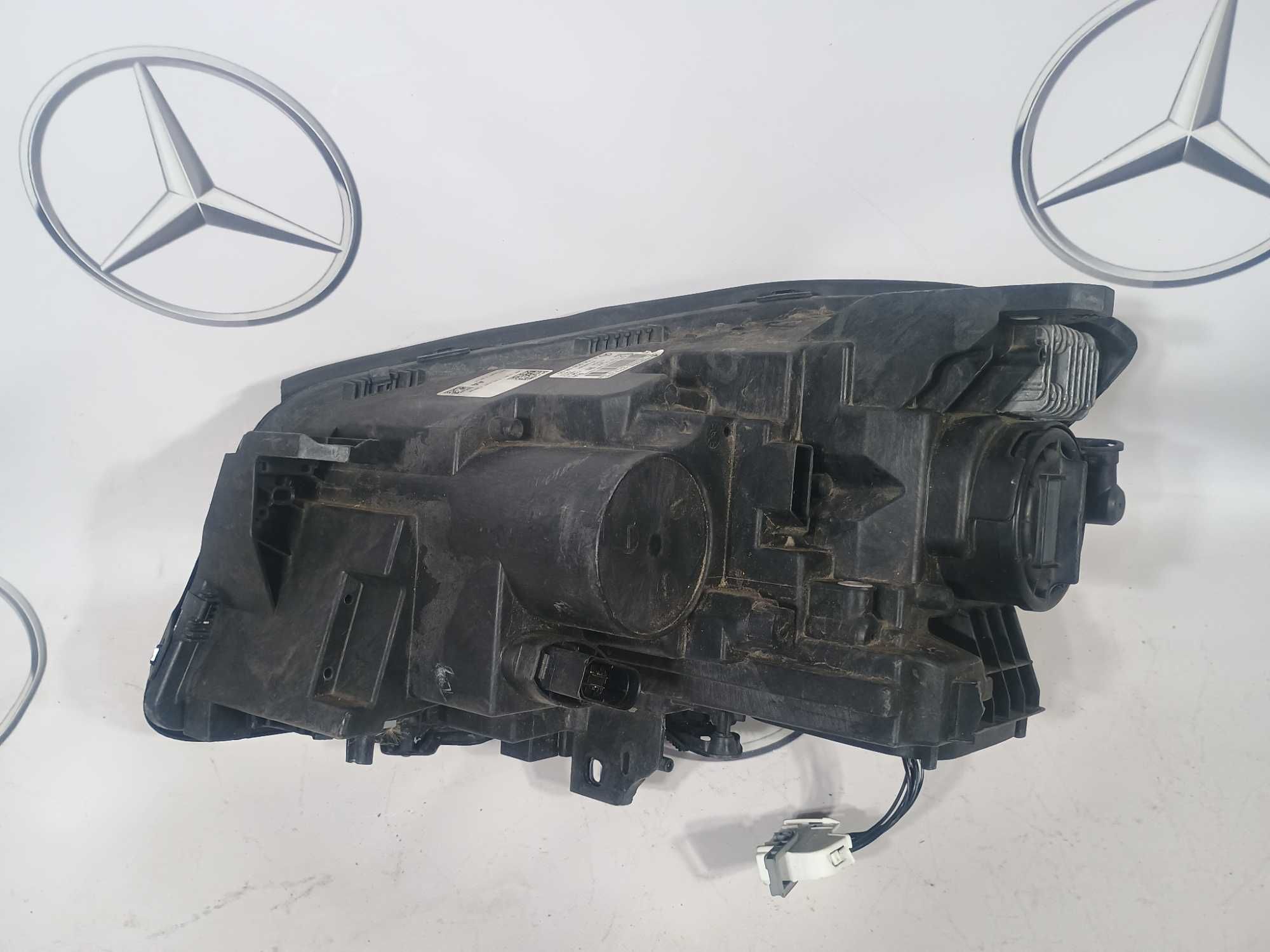 Mercedes GLA W156 lampa prawy przód