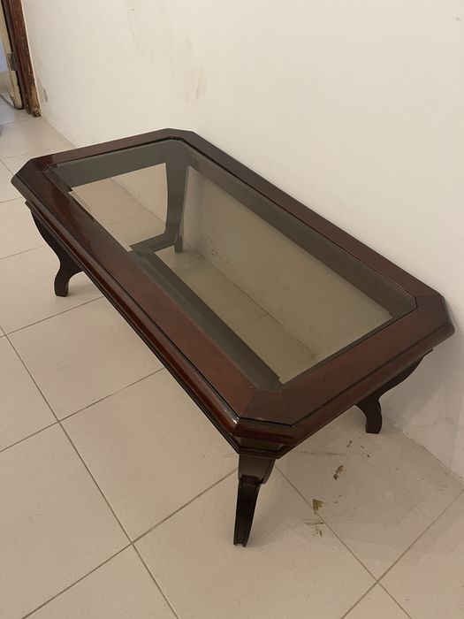 Mesa de centro em madeira com tampo de vidro fumado