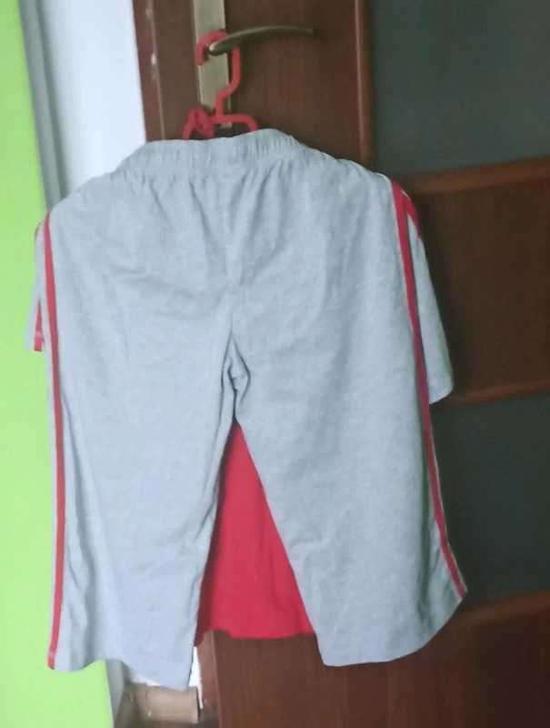 Piżama. czerwona bluzka Krótki rękaw i spodnie szare 3/4 nogawki,