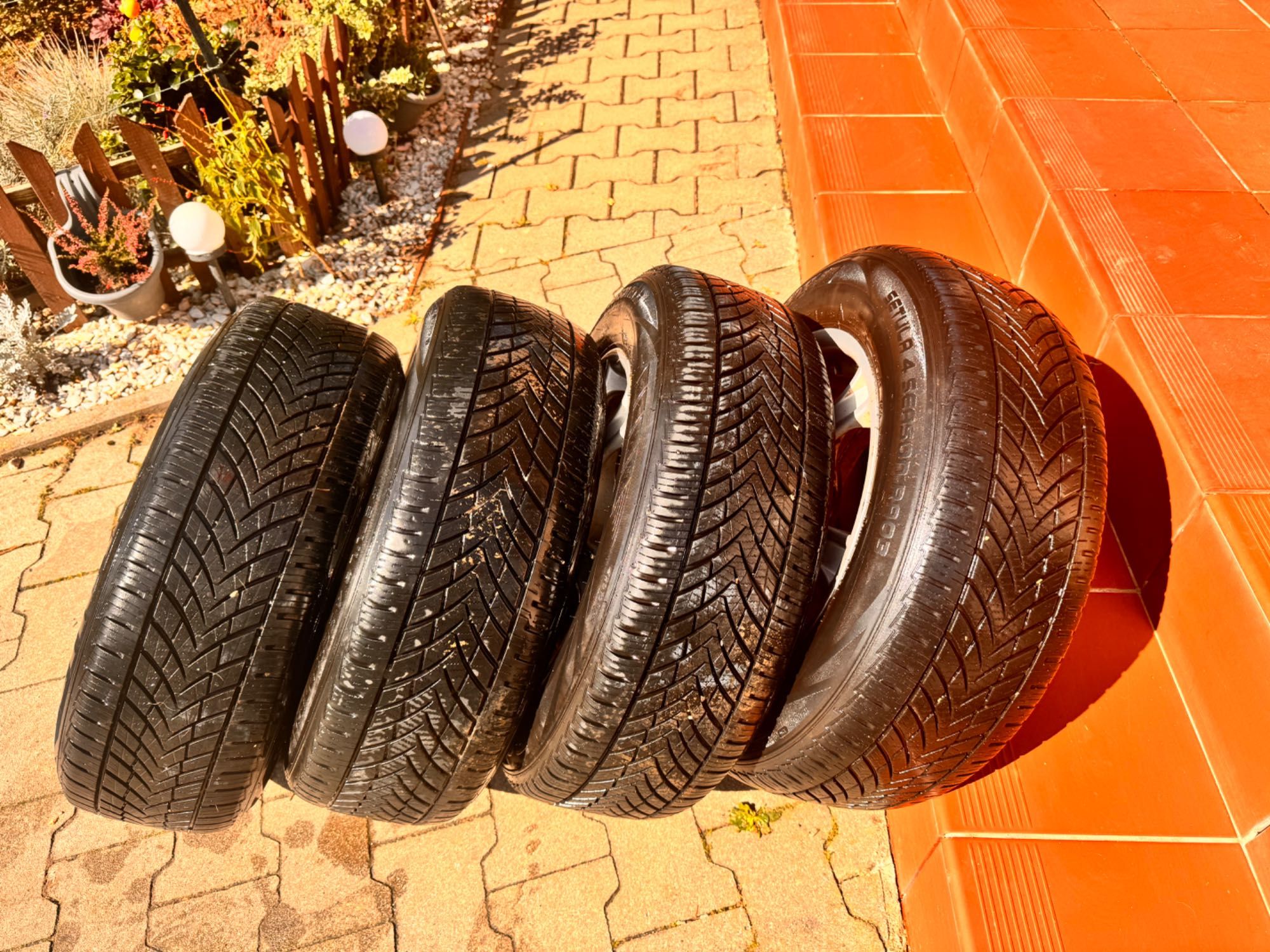 Komplet opon wielosezonowych 205/65R15