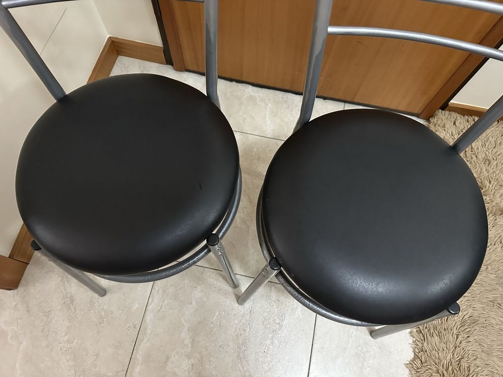 Duas cadeiras em inox com assento em pele