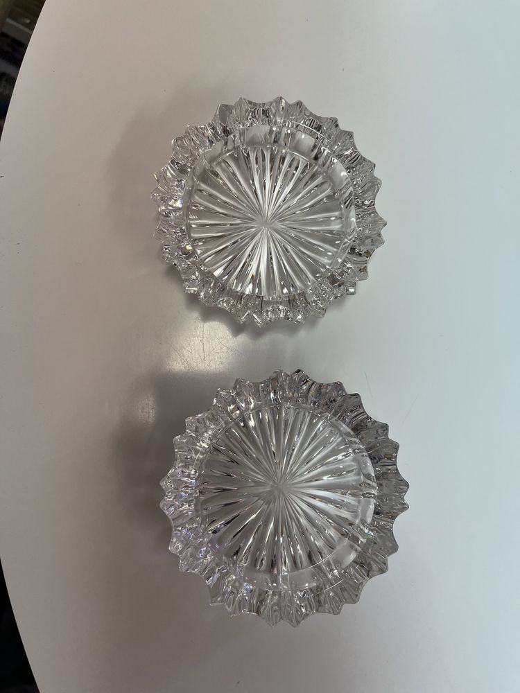 2 peças decorativas em forma de cinzeiro é um veleiro