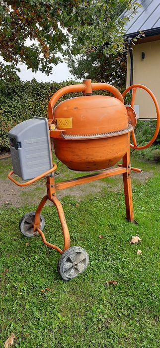 Używana betoniarka 125 o mocy 700 wat