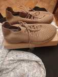 Beżowe damskie adidasy