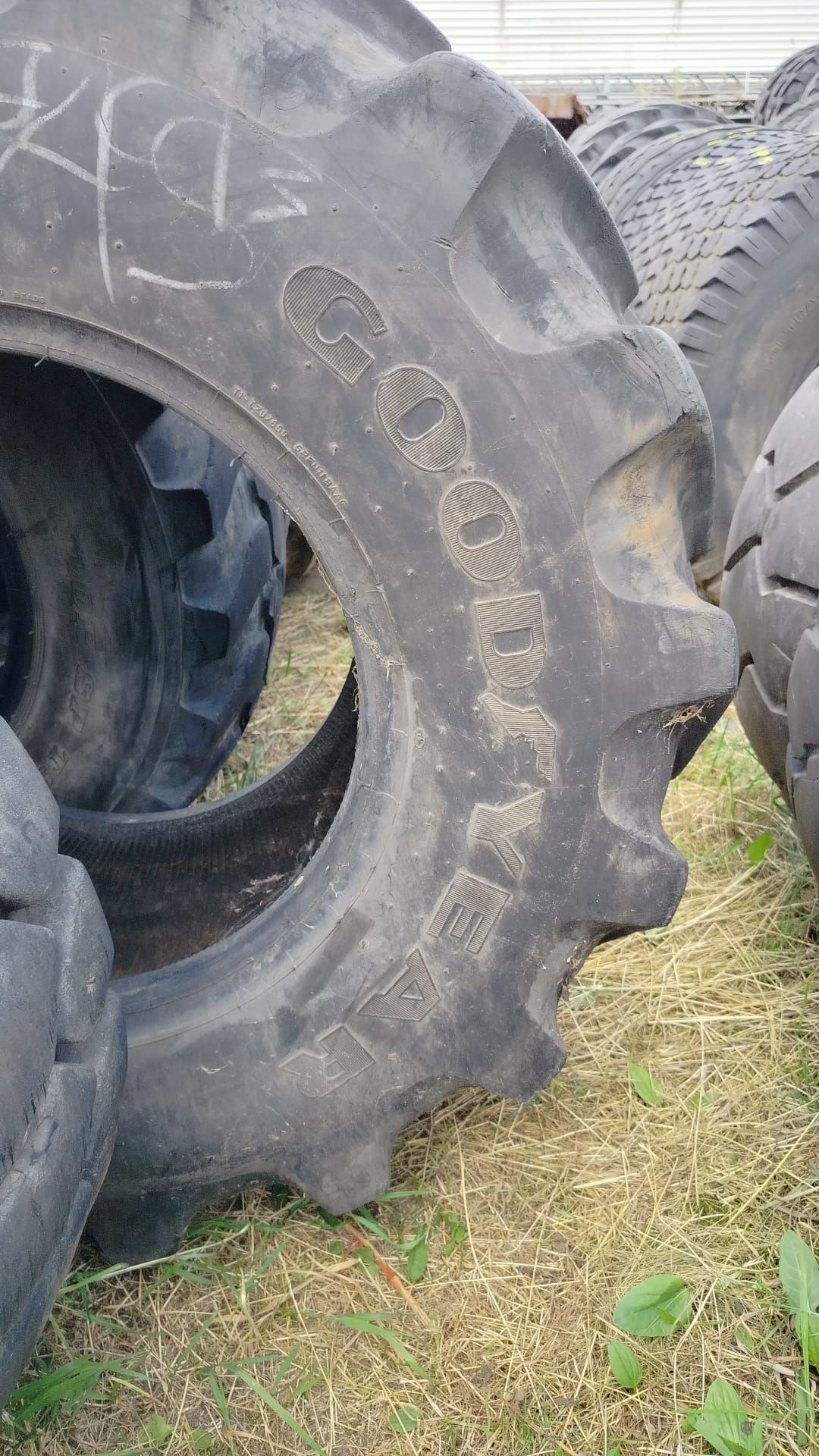 Opona 400/70 R18