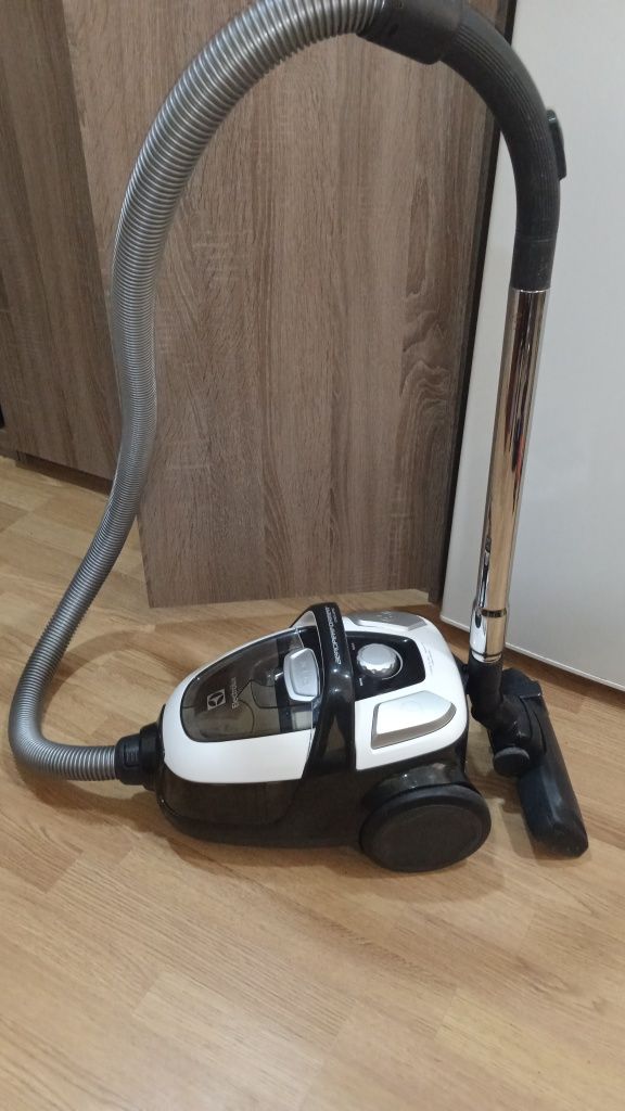 Electrolux EAPC54IW Безмешковый Пылесос