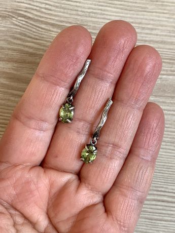 Серебряные серьги с зеленым камнем сваровски