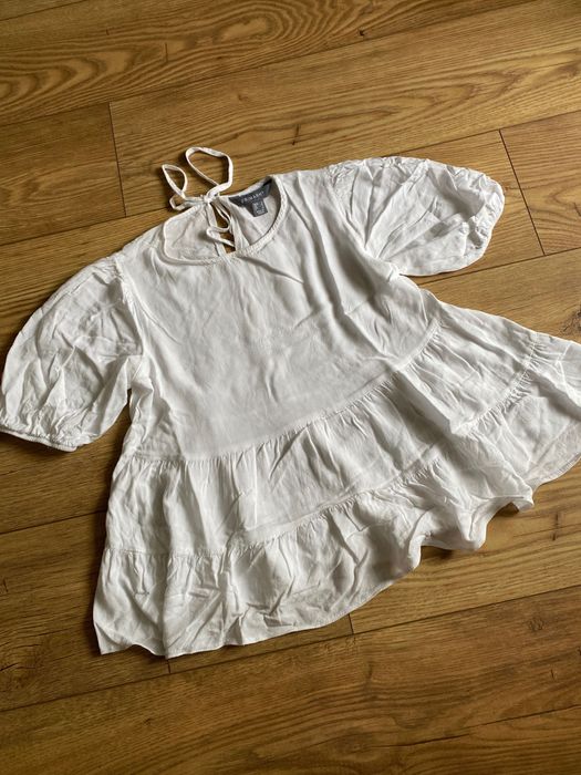 Biala elegancka bluzka z baskinką