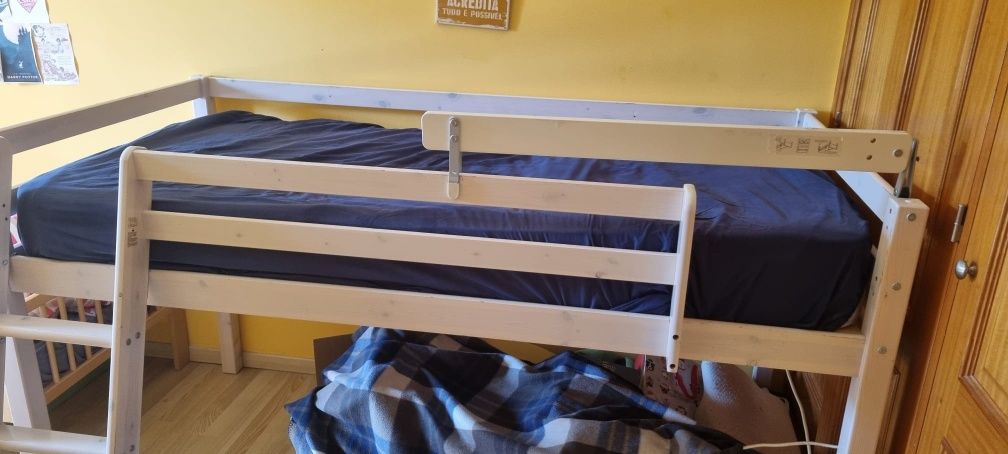 Cama alta de madeira com escada e escorrega