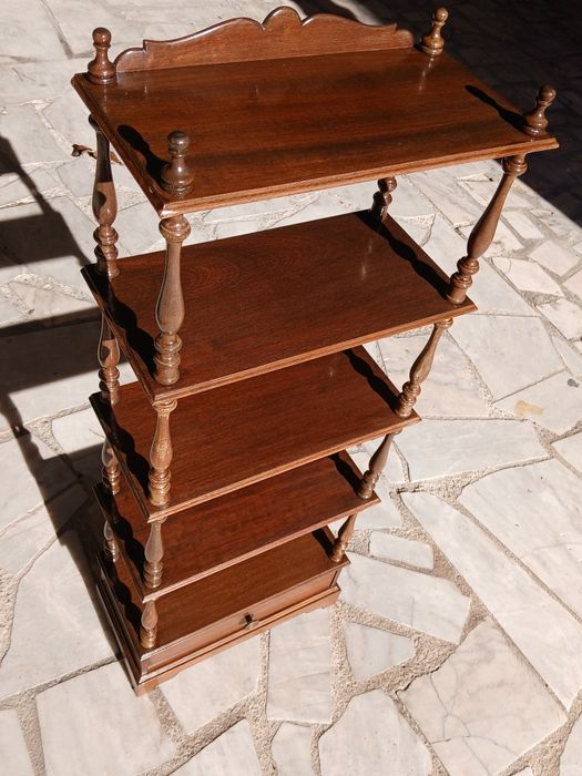 Estante Vintage em Madeira com 4 Prateleiras e Gaveta – Em Bom Estado