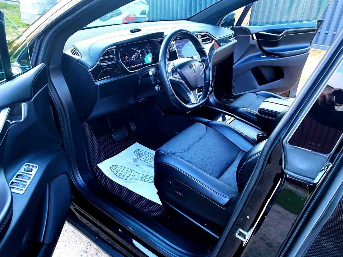 Tesla Model X 2017 року