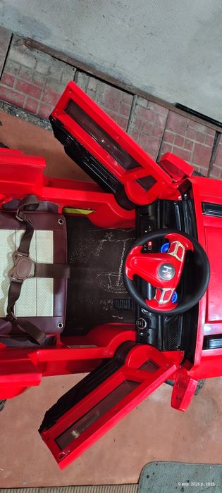 Дитячий електромобіль