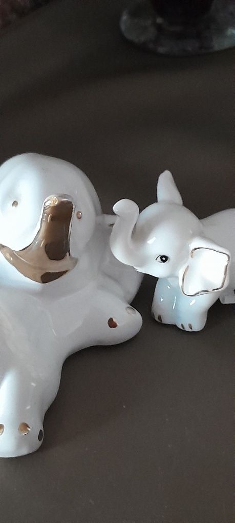 2 białe porcelanowe slonie- tata i synek