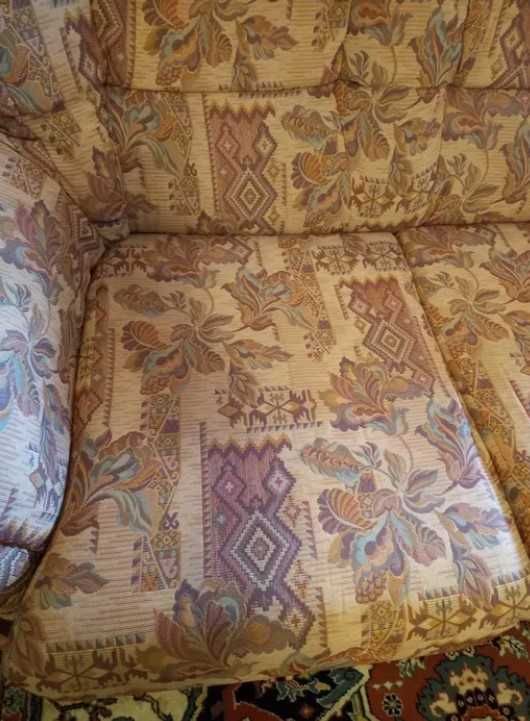Conjunto de 3 sofás em excelente estado. O maior é sofá-cama