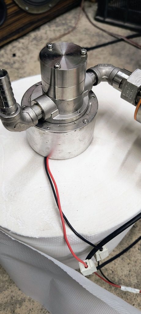 Pompa zębata z przepływomierzem magnetycznym .