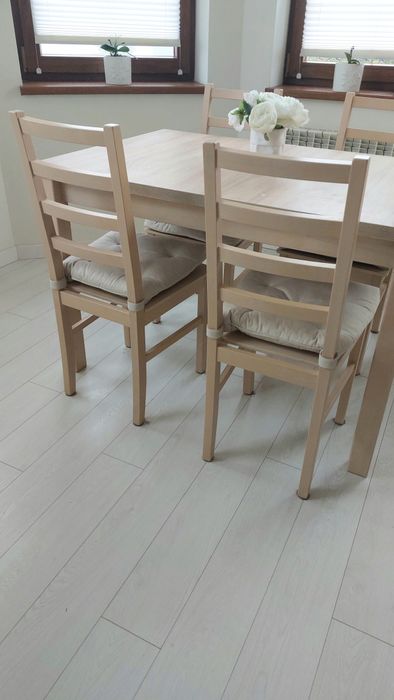 Stół rozkladany plus 4 krzesla- komplet do jadalni