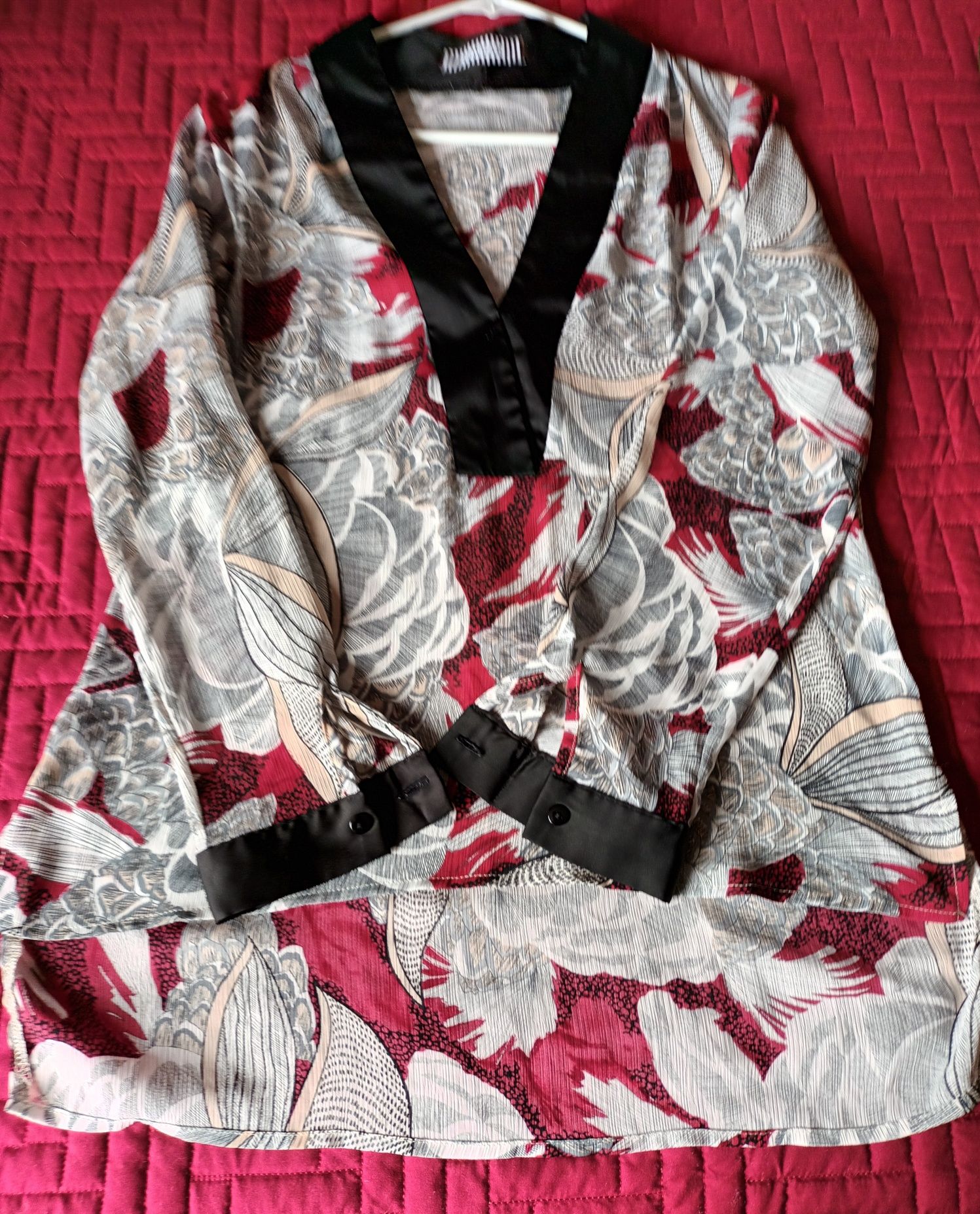 Túnica cinza, vermelho e preto