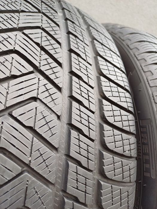 305/35/21 Sprzedam parę opon zimowych Pirelli