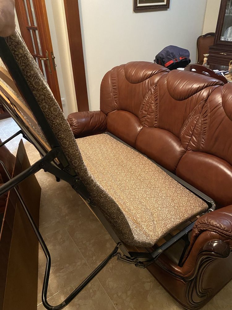 Sofá cama de couro clássico em excelente estado – 3 lugares
