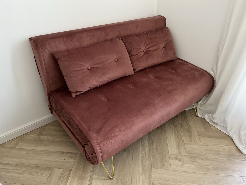 Różowa welurowa sofa rozkładana, 2 osobowa