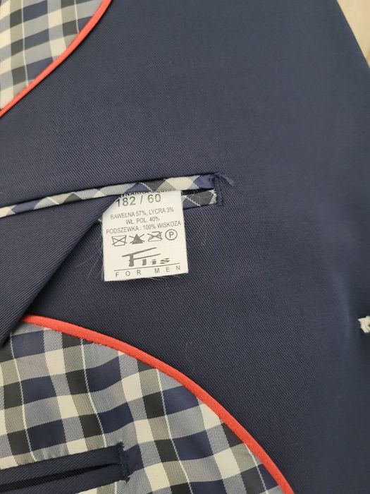 Granatowy garnitur męski