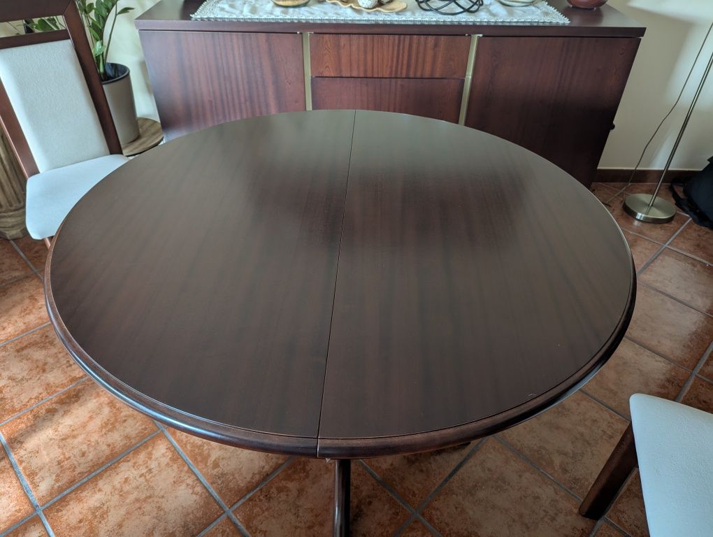 Mesa de jantar em mogno