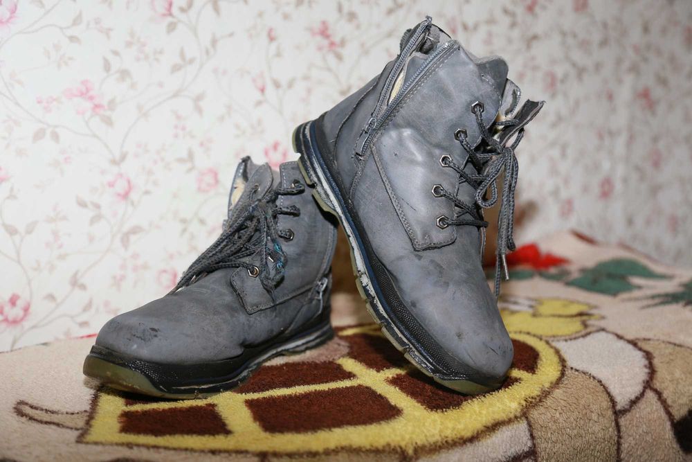 Кроссовки и Ботинки  на мальчика зимние теплые 39 размер