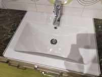 Umywalka ceramiczna łazienkowa z baterią