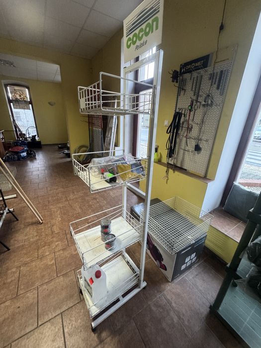 Regal metalowy z półkami